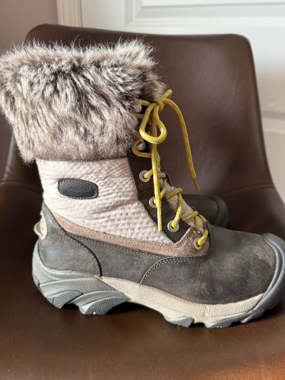 Keen insulated leather waterproof winter boots with faux fur trim, size 8.5